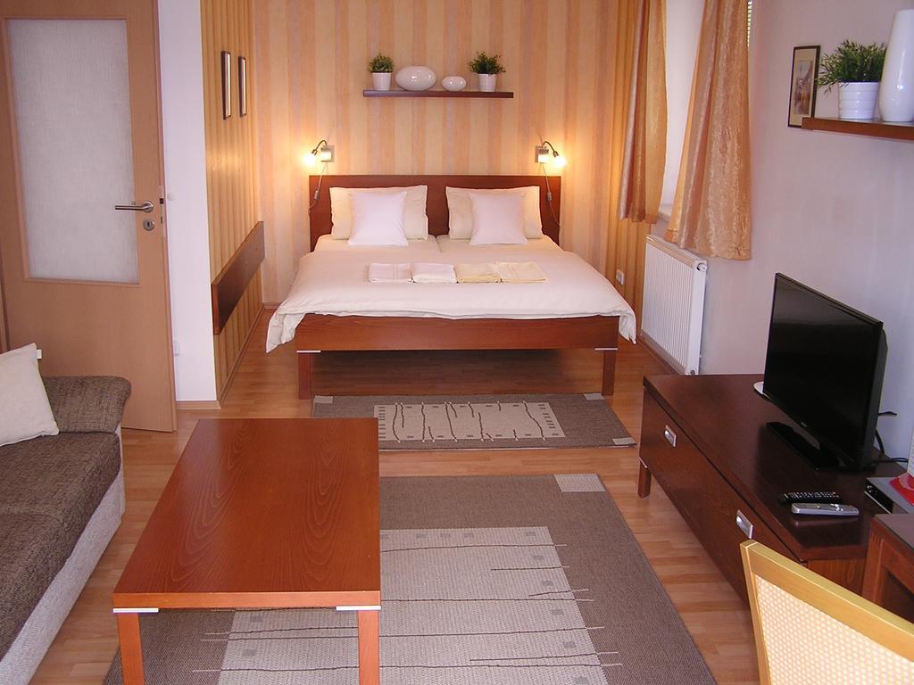 Gonda Apartments Hradec Kralove Exterior photo